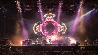 Así es la enorme pantalla híbrida que usa <em>Kings Of Leon</em> en su <em>tour</em>